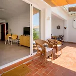 Apartmán Cozy 2br Flat With Terrace & Pool