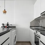 Cozy 2br Flat With Terrace & Pool Apartmán *