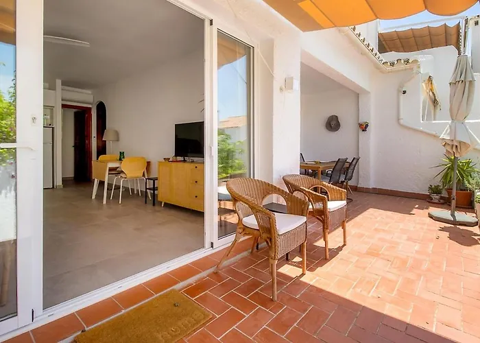 Apartament Cozy 2br Flat With Terrace & Pool